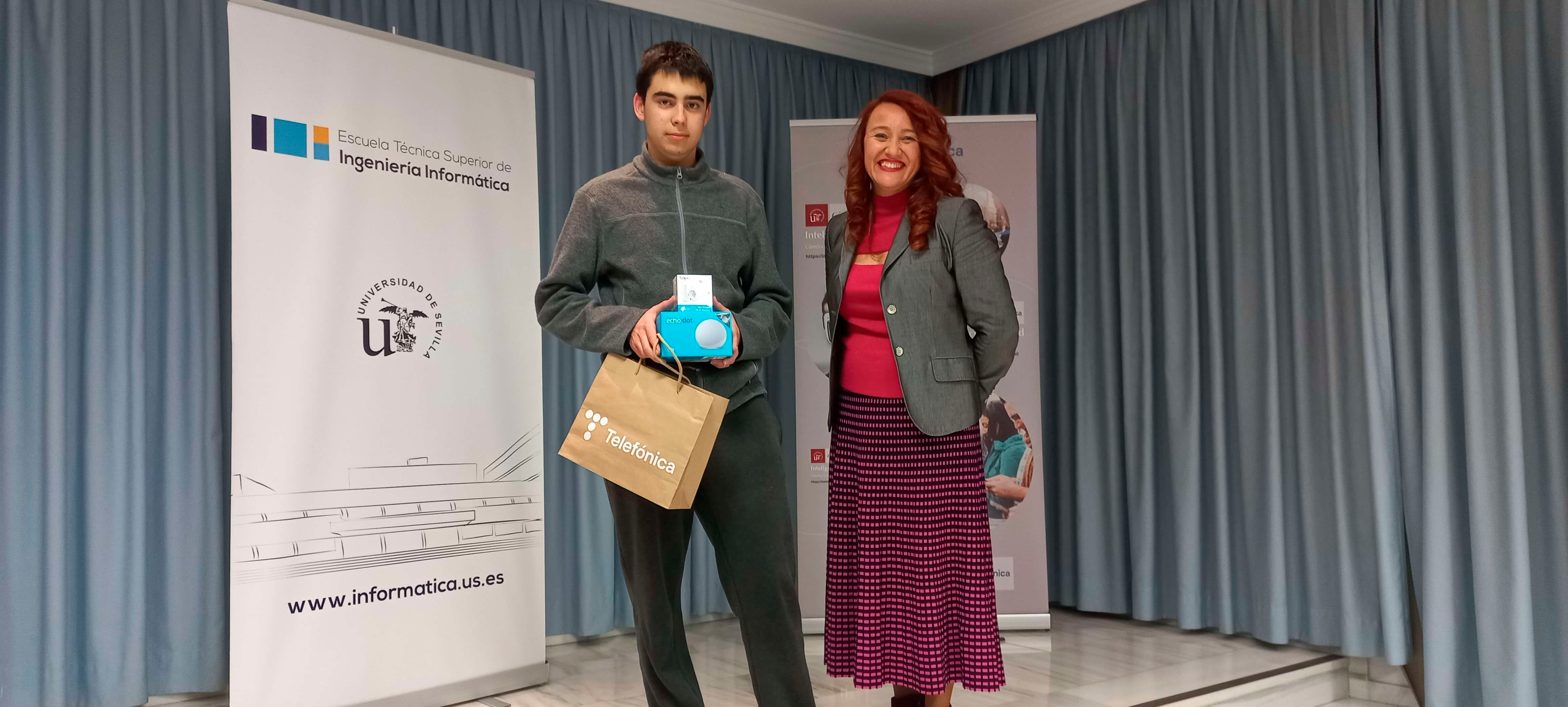 La Directora de la ETSII con uno de los ganadores