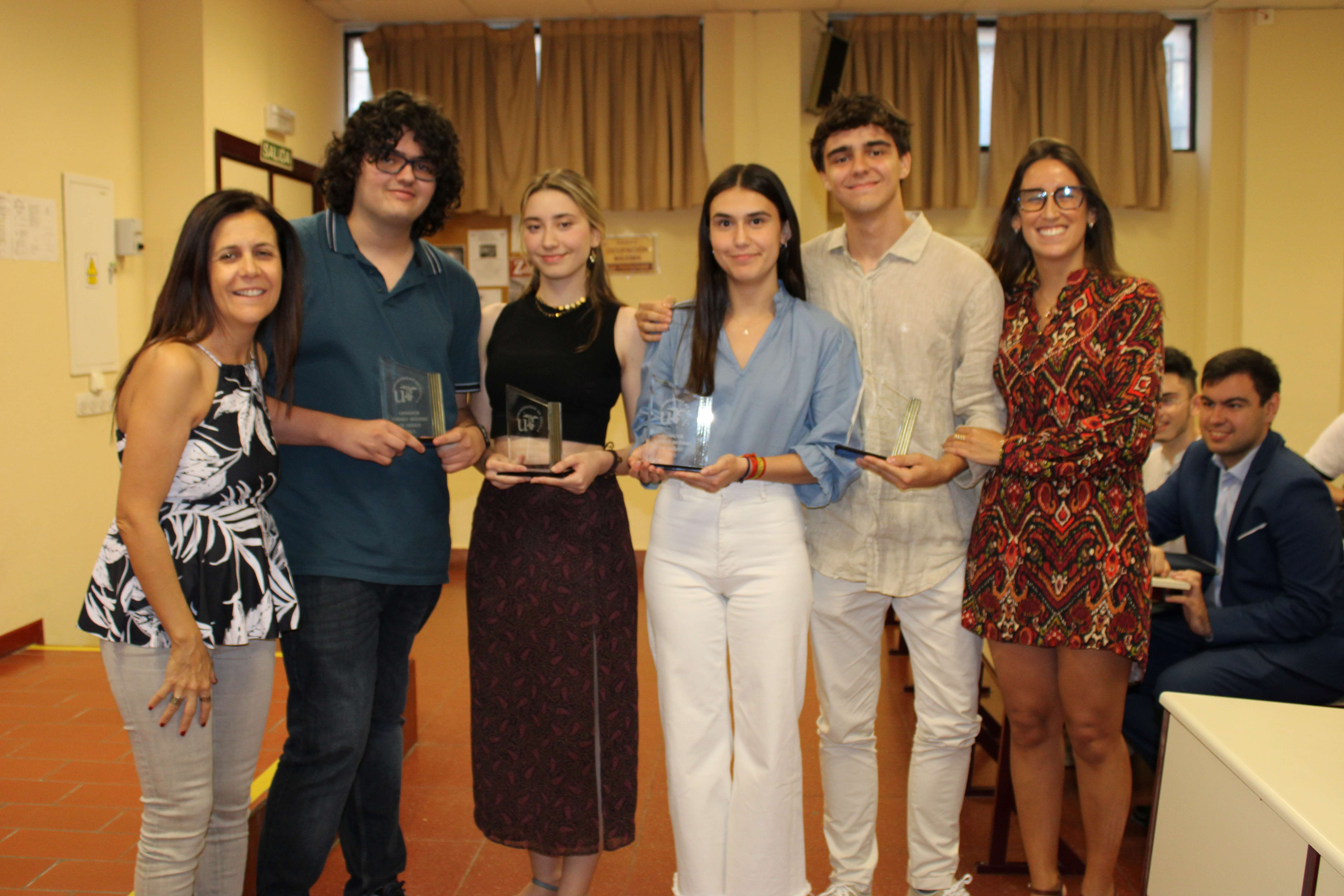 Los ganadores del Torneo junto a Gloria Huertas (izquierda) y Paloma Martinez (derecha), formadora.