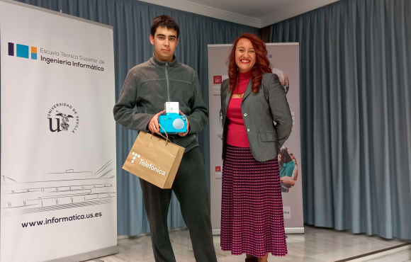 La Directora de la ETSII con uno de los ganadores