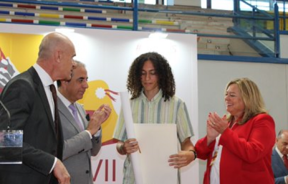 Iván recogiendo el Diploma de ganador