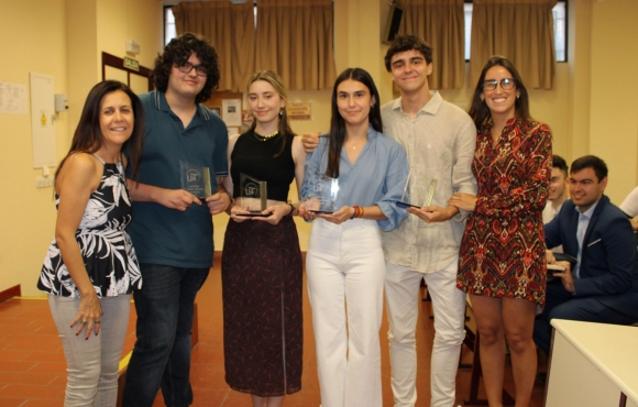 Los ganadores del Torneo junto a Gloria Huertas (izquierda) y Paloma Martinez (derecha), formadora.