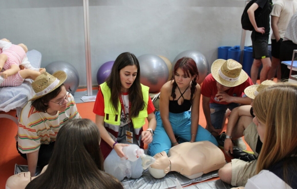 Estudiantes aprendiendo con un maniquí de simulación.